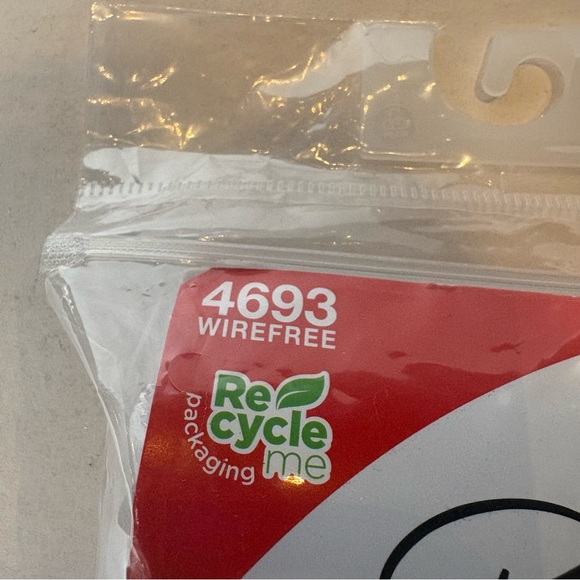 Playtex 18 Hour Elegant White Bra Ultimate Shoulder Comfort Wirefree size 42DD - Picture 9 of 11